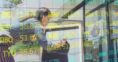 Dükkanda güvertede yazan çift ırklı kadının görüntüsü ve veri işleme sistemi. Küresel alışveriş, iş, finans, bilgisayar ve veri işleme kavramı dijital olarak oluşturulmuş görüntü.