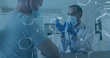 Yüz maskesi takan çift ırklı erkek doktor üzerindeki kimyasal yapıların resmi. Küresel covid 19 salgın hastalık, ilaç ve sağlık hizmetleri konsepti dijital olarak oluşturulmuş görüntü.