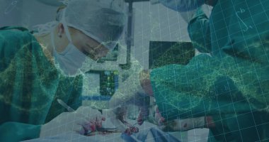 Ameliyat sırasında beyaz kadın ve erkek cerrahların üzerinde dönen DNA görüntüsü. sağlık, tıp, bilim ve teknoloji konsepti dijital olarak oluşturulmuş görüntü.