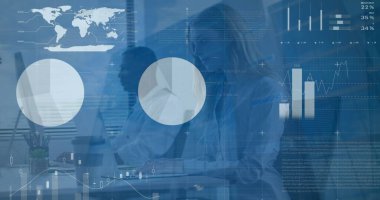Ofiste çalışan çeşitli iş adamlarının finansal veri işleme görüntüsü. Küresel iş, finans ve dijital arayüz kavramı dijital olarak oluşturulmuş görüntü.