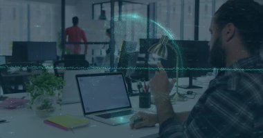 Ofisteki iş adamları üzerinde finansal veri işleme resmi. Küresel iş, finans, bilgisayar ve veri işleme kavramı dijital olarak oluşturulmuş görüntü.