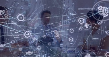 Ofisteki çeşitli iş adamları üzerinde iş ikonları ve şehir manzarası. Küresel iş ve dijital arayüz kavramı dijital olarak oluşturulmuş görüntü.