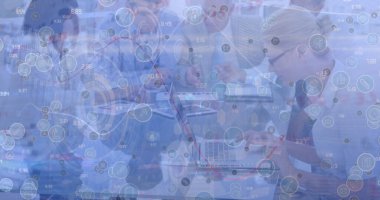 Muhtelif meslekdaşların ofiste tartıştıkları dijital simgelerin görüntüsü. Bilgisayar arayüzü ve iş teknolojisi kavramı