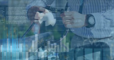 Kilitli beyaz adamın veri işleme görüntüsü. küresel iş, finans, bağlantılar ve dijital arayüz konsepti dijital olarak oluşturulmuş görüntü.