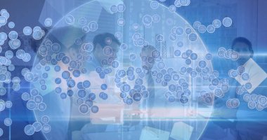 Ofiste tokalaşan çeşitli iş adamları üzerinde dijital simge ağı görüntüsü. Bilgisayar arayüzü ve iş teknolojisi kavramı