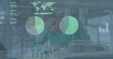 Kafkasyalı iş kadınının veri işleme görüntüsü. Küresel iş ve dijital arayüz kavramı dijital olarak oluşturulmuş görüntü.