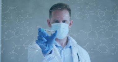 Kafkasyalı erkek doktorun elinde yüz maskesi takan aşının kimyasal yapısının görüntüsü. Küresel covid 19 salgın hastalık, ilaç ve sağlık hizmetleri konsepti dijital olarak oluşturulmuş görüntü.