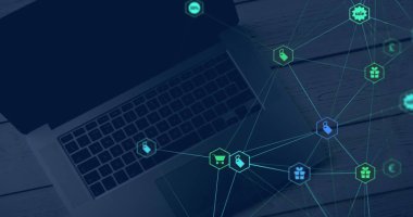 Tahta yüzeydeki bir dizüstü bilgisayarın üzerinde dijital simgelerden oluşan bir ağ. Küresel ağ ve iş teknolojisi kavramı