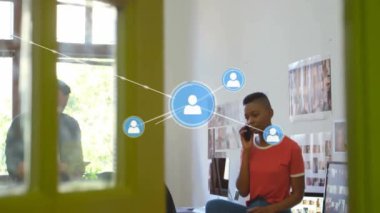 Tablet kullanan iş adamı üzerinden ağ simgeleri ve bağlantılar. Teknoloji, dijital, iletişim, yenilik, ekran