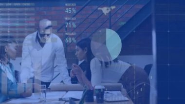 Veri işleme ve çeşitli meslektaşların ofiste konuştuğu diyagramların animasyonu. İş ve dijital arayüz kavramı dijital olarak oluşturulmuş video.