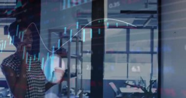 Ofiste akıllı telefon kullanan Afro-Amerikan iş kadınının veri işleme animasyonu. Küresel iş, finans, bilgisayar ve dijital arayüz kavramı dijital olarak oluşturulmuş video.