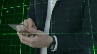 Akıllı telefonu tutan, ellerinde yeşil ızgara animasyonu olan bir iş adamı. Teknoloji, yenilik, dijital, gelecek, veri, ağ