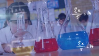 Matematiksel denklemlerin, laboratuardaki tüplere bakan beyaz kız öğrenci üzerinden canlandırılması. Bilim, eğitim ve dijital arayüz kavramı dijital olarak oluşturulmuş video.