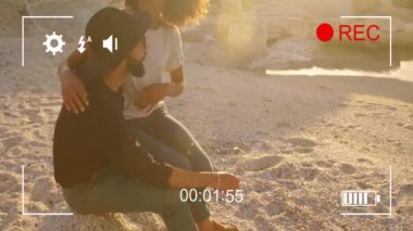 Güneşli plajda eğlenen çiftin kamera kayıtları. Tatil, seyahat, eğlence, mutluluk, rahatlama, romantizm