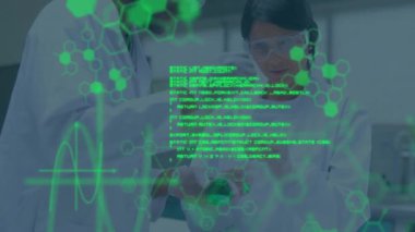 Laboratuvar önlüklü bilim adamları yeşil veriler üzerinde kimyasal bileşiklerle çalışıyorlar. Bilim, laboratuvar, araştırma, kimya, analiz, deney