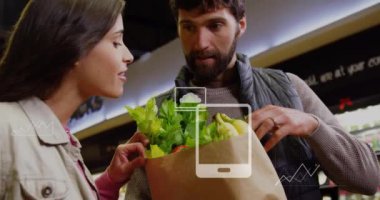 Market alışverişi ve ürünleri incelerken çizelgeler ve grafikler. Veri görselleştirme, analitik, süpermarket, sağlıklı beslenme, piyasa araştırması, satın alma