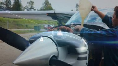 Uçak motoruna yakıt dökülüyor, şebeke bağlantıları uçak bakım sahnesine aktarılıyor. Havacılık, yakıt, teknoloji, mühendislik, ağ, güvenlik