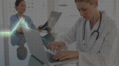 Röntgenleri inceleyen ve dizüstü bilgisayar kullanan doktorların tıbbi veri analizi. Sağlık, teknoloji, tanı, radyoloji, profesyoneller, takım çalışması