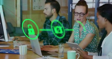 Ofiste çalışan farklı meslekdaşların ikonlarıyla bağlantı ağının animasyonu. Küresel iş, bağlantılar ve dijital arayüz kavramı dijital olarak oluşturulmuş video.