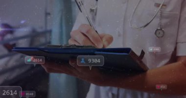 Sosyal medya bildirimleri animasyonunun bittiği panoya sağlık hizmeti uzmanı yazıları. tıbbi, teknoloji, dijital, iletişim, çoklu görev, hastane