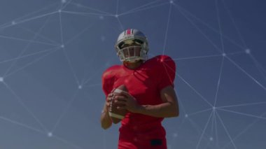 Amerikan futbolcu topu tutuyor, ağ bağlantıları mavi gökyüzü üzerinde. atlet, spor, dijital, teknoloji, fütürist, bağlantı