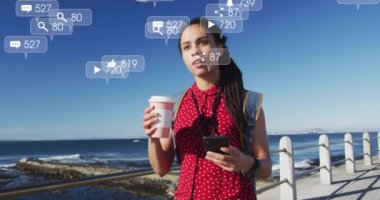 Kahve içen ve elinde akıllı telefon tutan, sosyal medya bildirimli animasyonlu bir kadın. technology, lifestyle, communication, connectivity, relaxation, digital