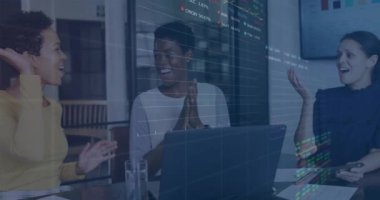 Ofisteki çeşitli iş adamları üzerinde finansal veri işleme animasyonu. Küresel finans, iş, bağlantılar, hesaplama ve veri işleme kavramı dijital olarak oluşturulmuş video.