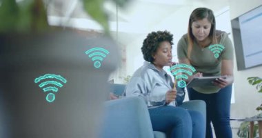Ofisteki çeşitli iş adamları üzerinde dijital Wi-Fi ikonlarının canlandırılması. Küresel finans, iş, bağlantılar, hesaplama ve veri işleme kavramı dijital olarak oluşturulmuş video.