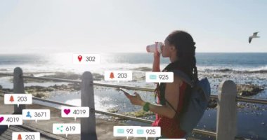 Sosyal medya tebligatları üzerinden sırt çantalı kadın animasyonu. technology, mobile, internet, communication, lifestyle, connectivity