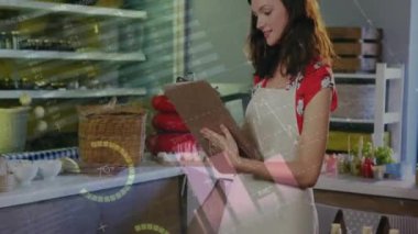 Fırında elinde veri canlandırma animasyonu olan gülümseyen kadın. Küçük işletme, girişimci, analitik, teknoloji, dijital, yenilik