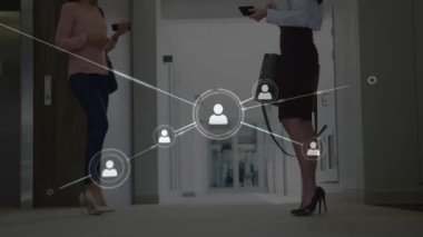 Ofis koridorundaki iş kadınları üzerinde bağlantılar ve sosyal etkileşim ağı. ağ, takım, profesyonel, işbirliği, iletişim, kurumsal