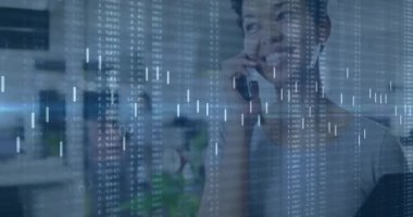 Akıllı telefon kullanan iki ırklı iş kadınının finansal veri işleme animasyonu. Küresel finans, iş, bağlantılar, hesaplama ve veri işleme kavramı dijital olarak oluşturulmuş video.