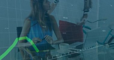 Finansal verileri analiz etmek, borsa grafik animasyonu üzerinde çalışan iki kadın. Finans, iş, takım çalışması, işbirliği, analiz, yatırım