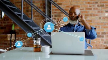 Modern ofiste dizüstü bilgisayar kullanan bir adam üzerinde ağ oluşturma ve iletişim simgeleri. İş, teknoloji, internet, çalışma alanı, şirket, dijital