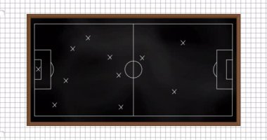 Oyuncuların pozisyonları ve hareketleri ile kara tahta üzerinde futbol stratejisi animasyonu. Spor, planlama, taktikler, diyagramlar, takım, konum