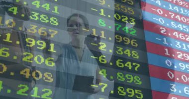 Ofisteki çeşitli iş adamları üzerinde finansal veri işleme animasyonu. Küresel finans, iş, bağlantılar, hesaplama ve veri işleme kavramı dijital olarak oluşturulmuş video.