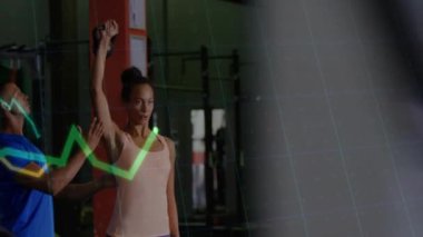 Spor salonunda egzersiz yapan, arka planda fitness süreci grafik animasyonu olan insanlar. egzersiz, egzersiz, eğitim, izleme, sağlık