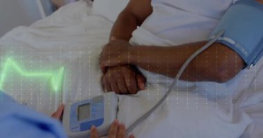 Afro-Amerikan kadın doktor ve erkek hasta üzerinde kardiyograf animasyonu. Küresel tıp, sağlık, bilgisayar ve dijital arayüz kavramı dijital olarak oluşturulmuş video.