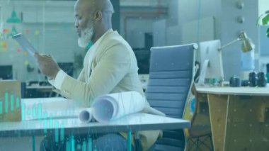 Ofiste tablet kullanan Afro-Amerikan iş adamının finansal veri işleme animasyonu. Küresel iş, finans, bilgisayar ve dijital arayüz kavramı dijital olarak oluşturulmuş video.