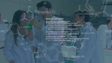 Laboratuvardaki bilim adamları üzerinde kimyasal formüller ve moleküler yapılar. araştırma, teknoloji, kimya, yenilik, analiz, deney