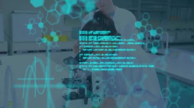 Mikroskopla çalışan bilim adamları verileri ve moleküler yapıları analiz ediyorlar. Araştırma, laboratuvar, teknoloji, analiz, deney, biyoloji.