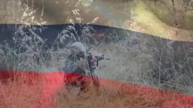 Kafkasyalı tüfekli erkek askerin üzerinde rusya bayrağı animajı. Askeri, vatanseverlik ve bayraklar dijital olarak üretilen video konsepti.