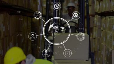 Asansör kutusu, üzerinde lojistik ağ animasyonu olan depo çalışanları. Takım çalışması, nakliye, dağıtım, teknoloji, ulaşım, tedarik zinciri