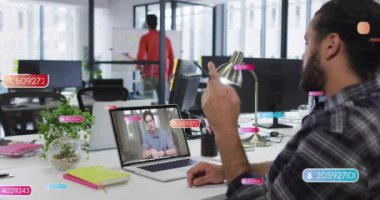 Ofis çalışma alanı üzerinde veri işleme animasyonu içeren video çağrısı. Uzaktan çalışma, video konferansı, sanal toplantı, dijital iletişim, iş dünyası, takım işbirliği