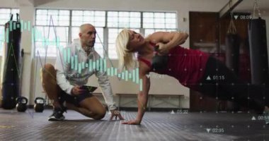 Vücut geliştirme verileri, kettlebell ve antrenör gözlemleriyle egzersiz yapan bir kadının animasyonunu takip ediyor. teknoloji, egzersiz, egzersiz, eğitim, izleme, sağlık