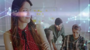 Ofiste çalışan çeşitli meslektaşlar üzerindeki bağlantı ağının animasyonu. Küresel iş, bağlantılar ve dijital arayüz kavramı dijital olarak oluşturulmuş video.