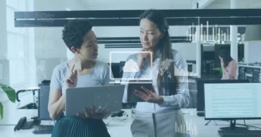 İş veri analizi, ofiste iş tartışan iki kadın üzerine animasyon. Takım çalışması, işbirliği, teknoloji, toplantı, beyin fırtınası, profesyonel