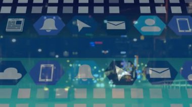 Geceleri şehir manzarası üzerinde dijital iletişim ikonları animasyonu. teknoloji, ağ, şehir, bağlantı, fütüristik, ufuk çizgisi