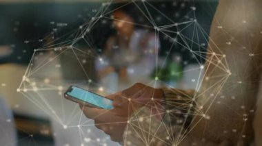 Akıllı telefonu tutan kişi, arka planda ağ bağlantıları olan biri. Teknoloji, bağlantı, dijital, iletişim, yenilik, fütüristik