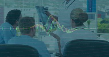 Tıbbi tarama analiz ediliyor, doktorlar hastanede kalp atışları grafiğini tartışıyor. Sağlık, tanı, tıp, analiz, teknoloji, takım çalışması